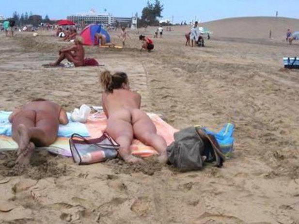 Sexy beach babes nude